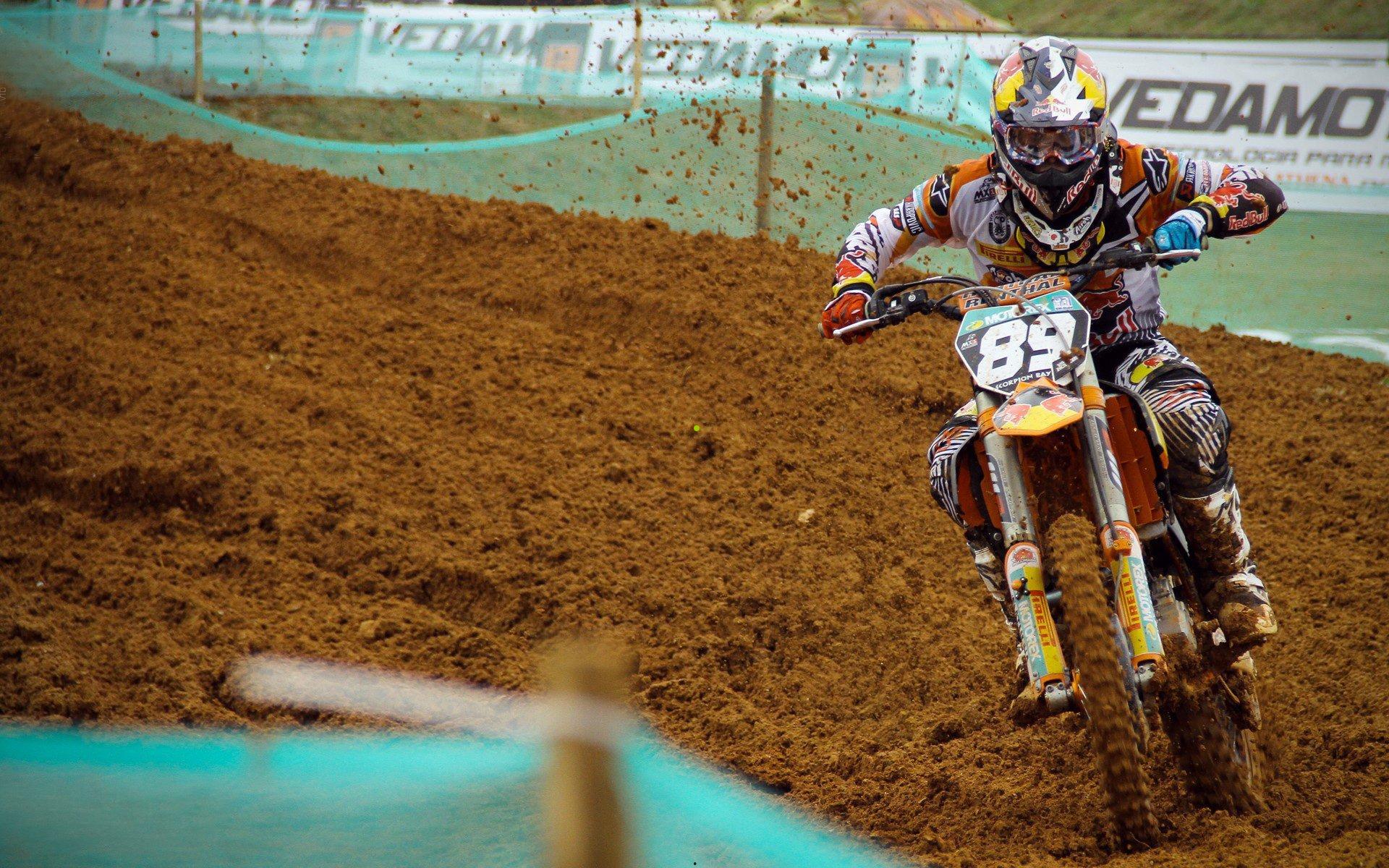 马德兴尖锐提问,国足三连败问责谁?迪拜集训被批‘无效劳动’