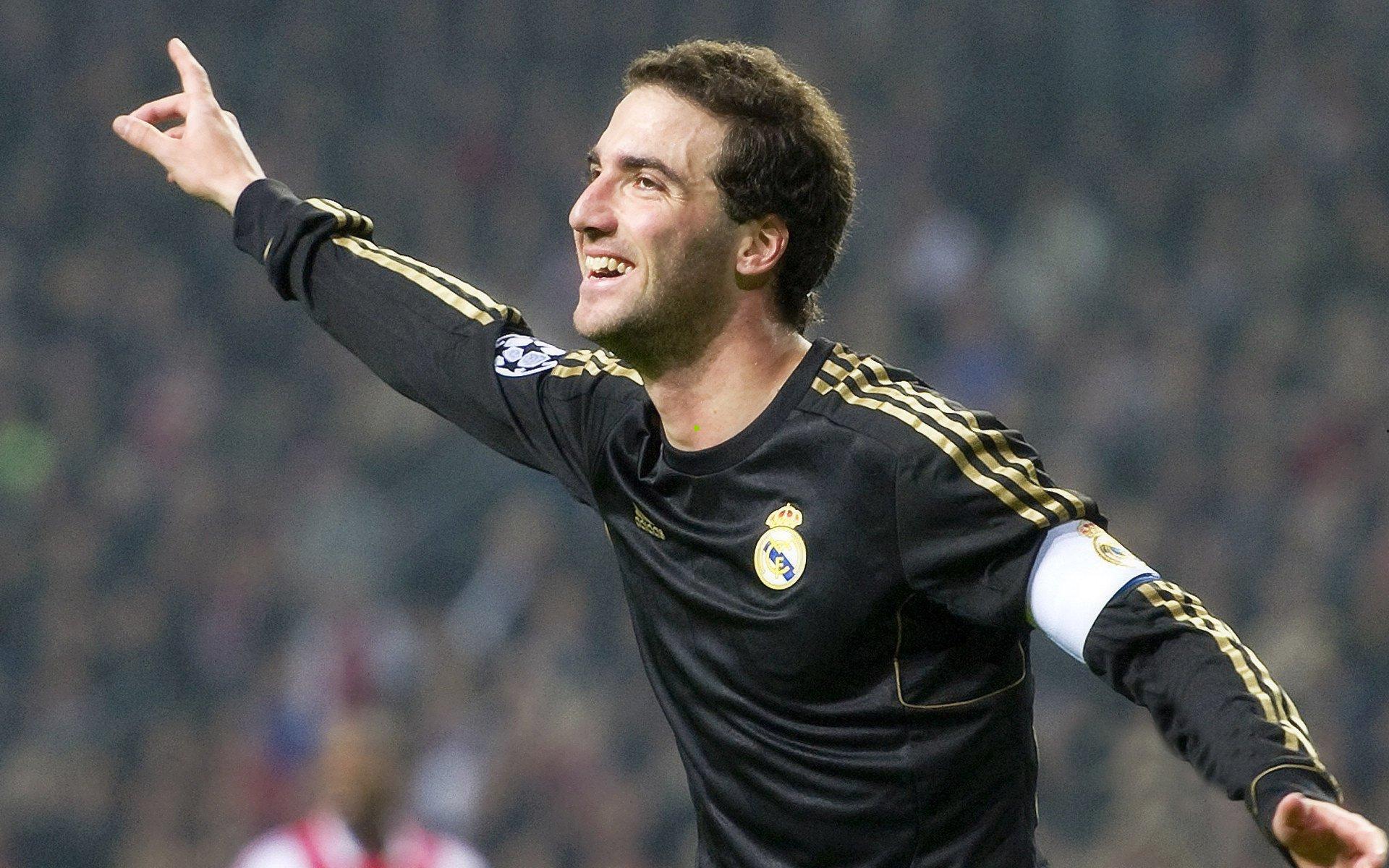 双重防线博弈，拜仁火速续约于帕梅卡诺，皇马紧急锁定科纳特为B计划